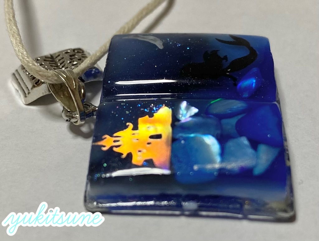 【No.145】ハンドメイド 御伽飾り 人魚姫 レジン 本 レジンアクセサリー ネックレス ペンダント 豆本 雪狐レジン