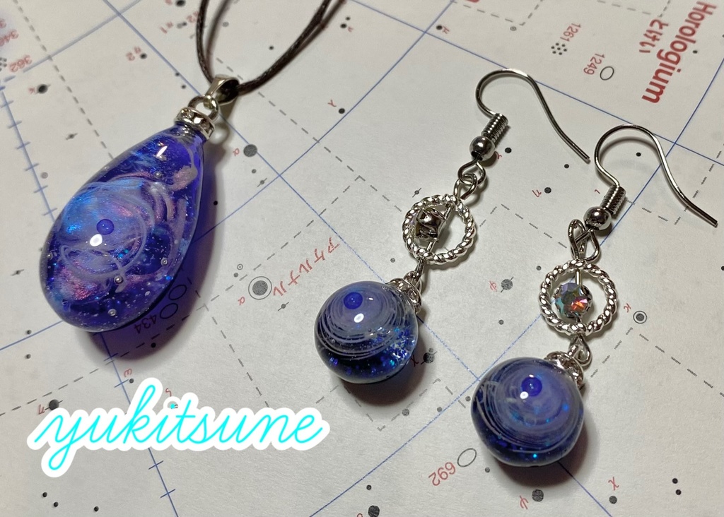 【No.150】ハンドメイド 宇宙の煌めき 宇宙玉 レジン アクセサリー ネックレス ペンダント ピアス 雪狐レジン