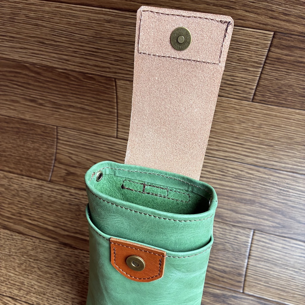 革のマネーホルダーケース緑×生成り|スマホも入る|マグネット開閉式|マネーホルダーSFD兼用「革工房ここづくり」