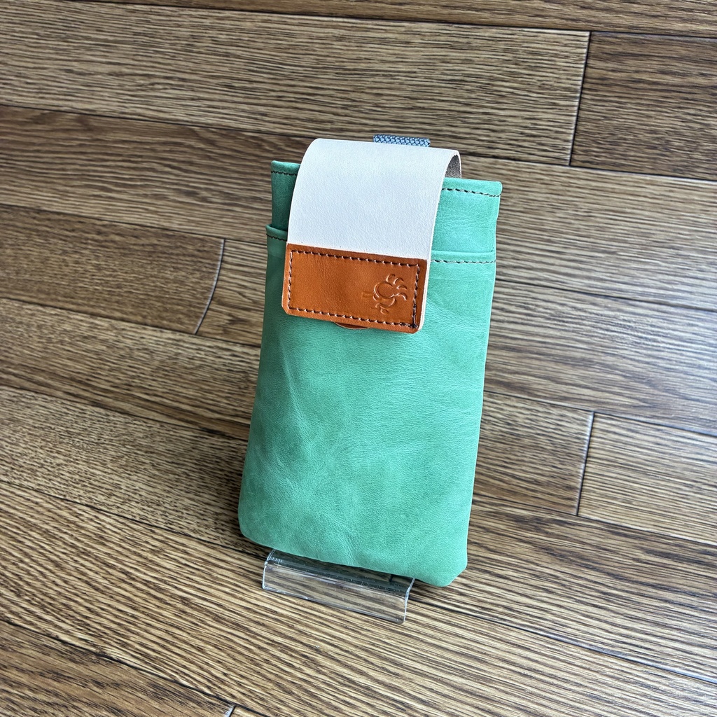 革のマネーホルダーケース緑×生成り|スマホも入る|マグネット開閉式|マネーホルダーSFD兼用「革工房ここづくり」
