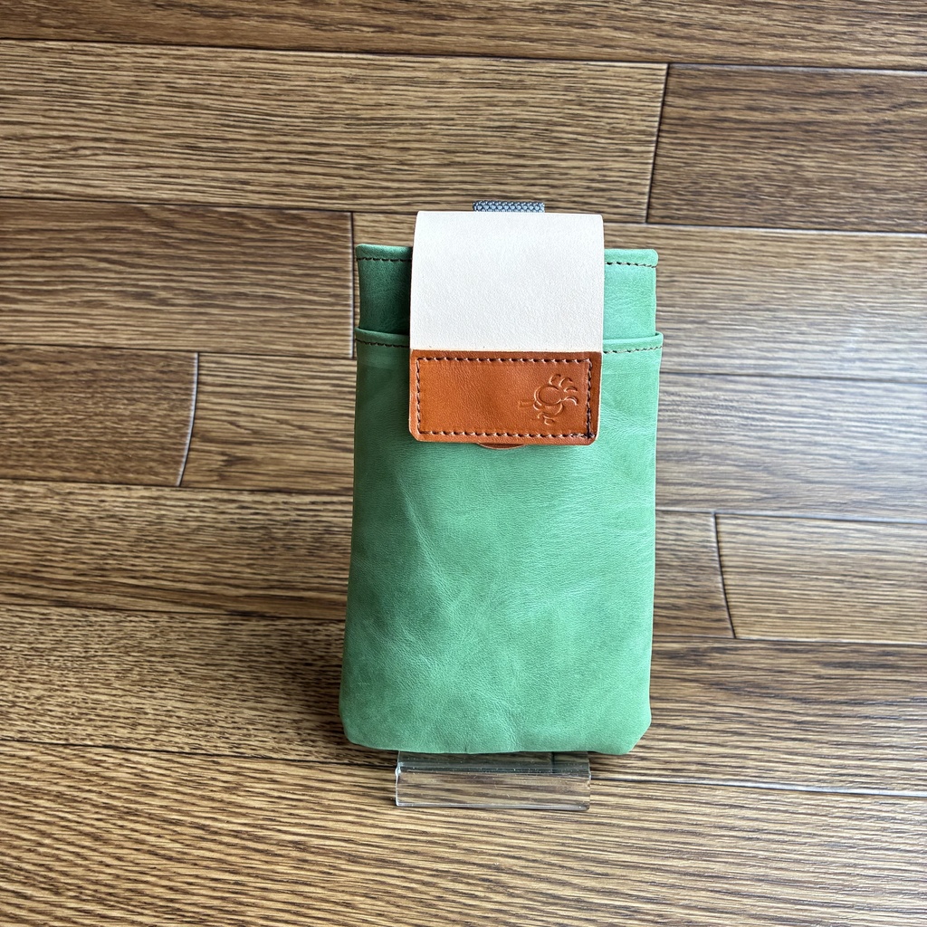 革のマネーホルダーケース緑×生成り|スマホも入る|マグネット開閉式|マネーホルダーSFD兼用「革工房ここづくり」