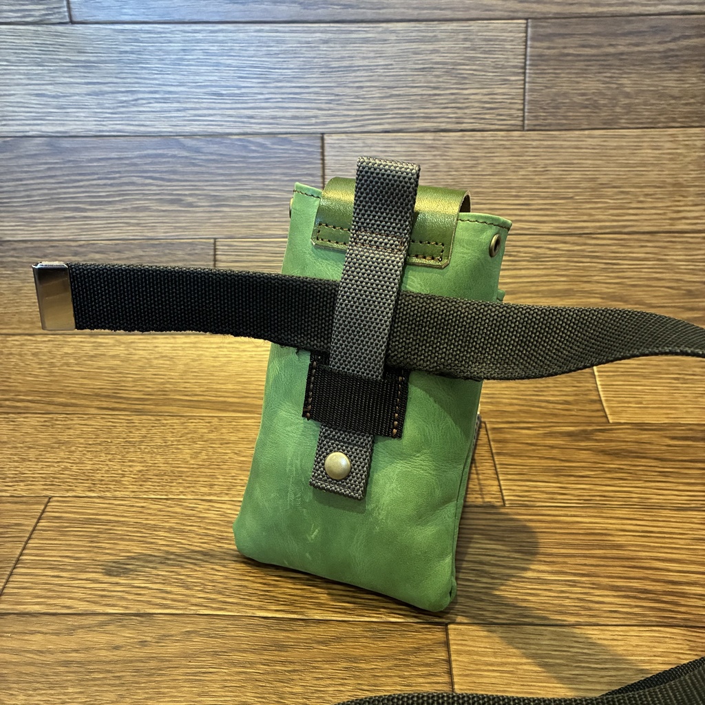 革のマネーホルダーケース緑×生成り|スマホも入る|マグネット開閉式|マネーホルダーSFD兼用「革工房ここづくり」