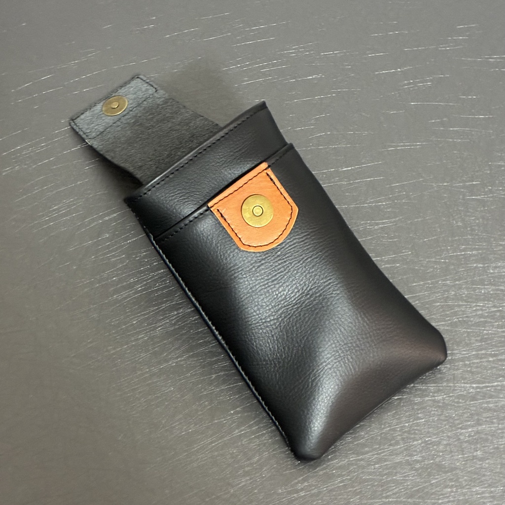革のマネーホルダーケース「ブラック」|スマホも入る|マグネット開閉式「革工房ここづくり」
