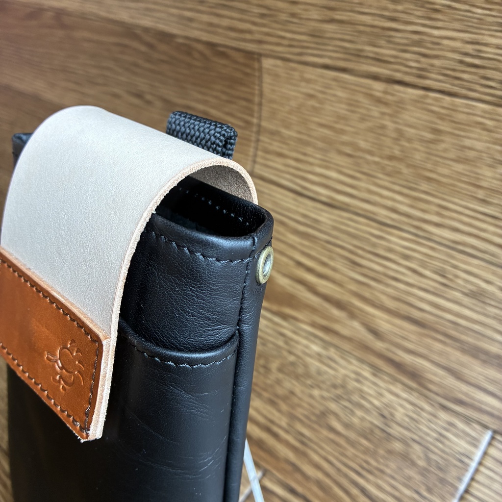 革のマネーホルダーケース黒×生成り|スマホも入る|マグネット開閉式「革工房ここづくり」