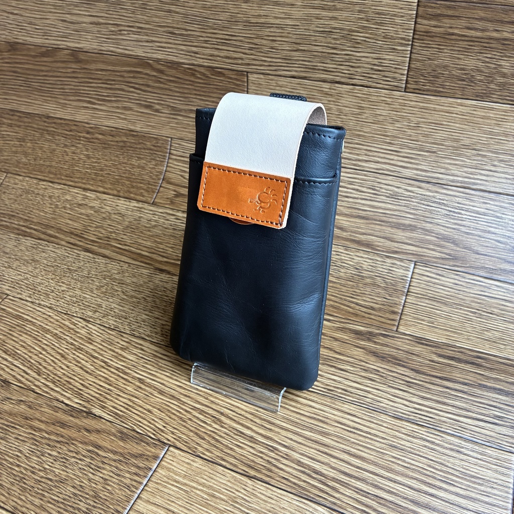 革のマネーホルダーケース黒×生成り|スマホも入る|マグネット開閉式「革工房ここづくり」