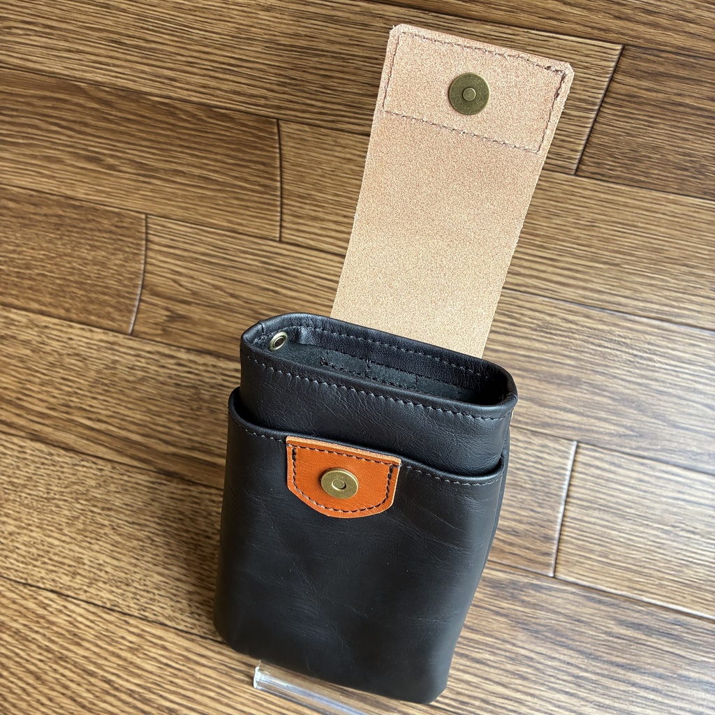 革のマネーホルダーケース黒×生成り|スマホも入る|マグネット開閉式「革工房ここづくり」