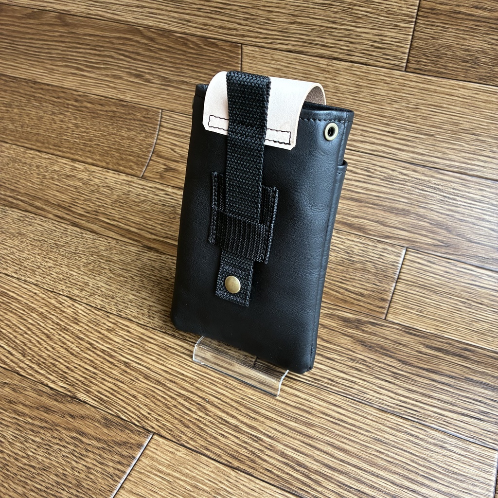 革のマネーホルダーケース黒×生成り|スマホも入る|マグネット開閉式「革工房ここづくり」