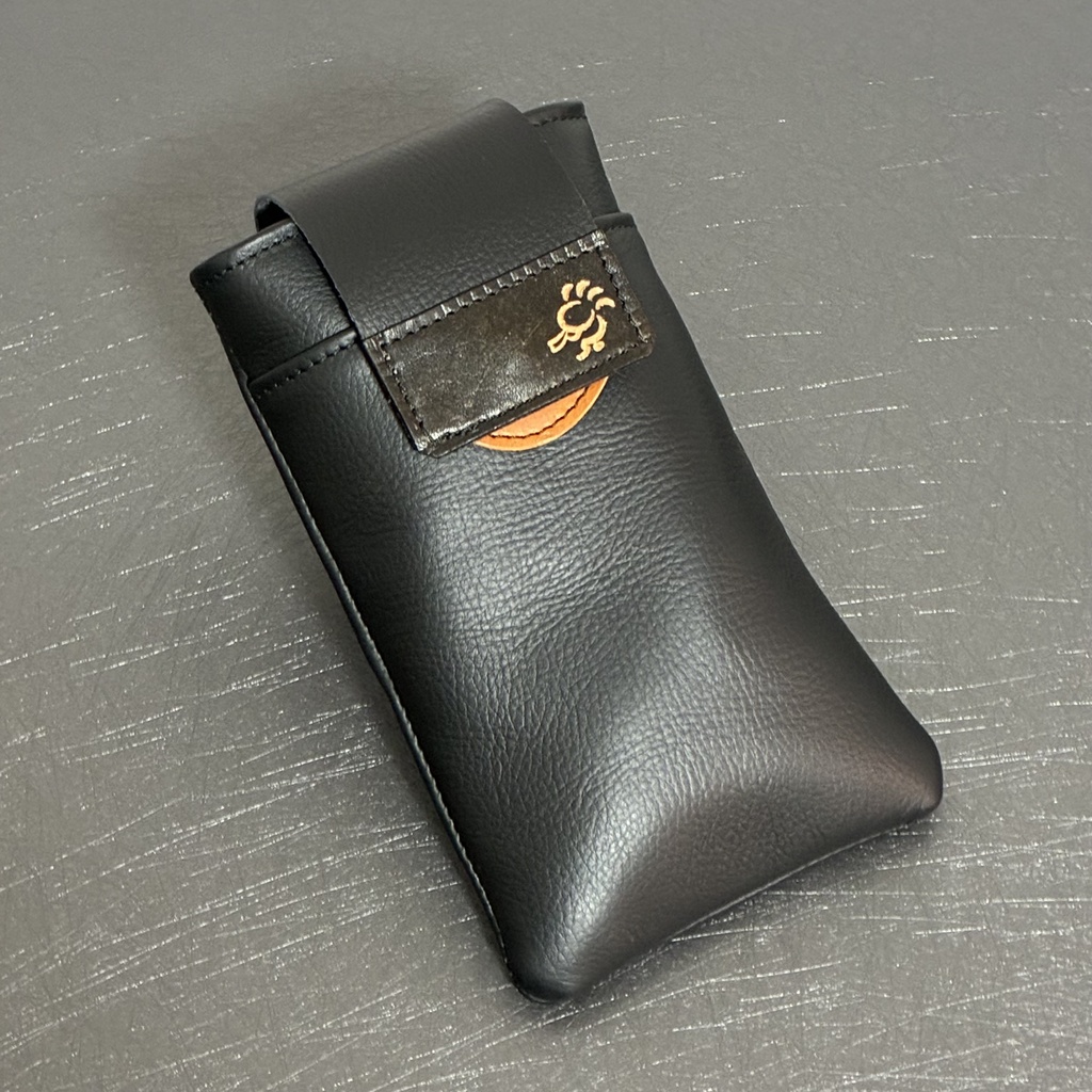 革のマネーホルダーケース「ブラック」|スマホも入る|マグネット開閉式「革工房ここづくり」