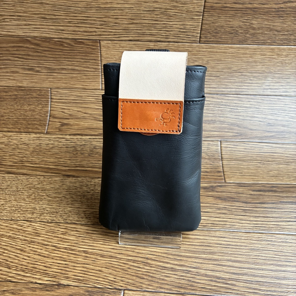 革のマネーホルダーケース黒×生成り|スマホも入る|マグネット開閉式「革工房ここづくり」