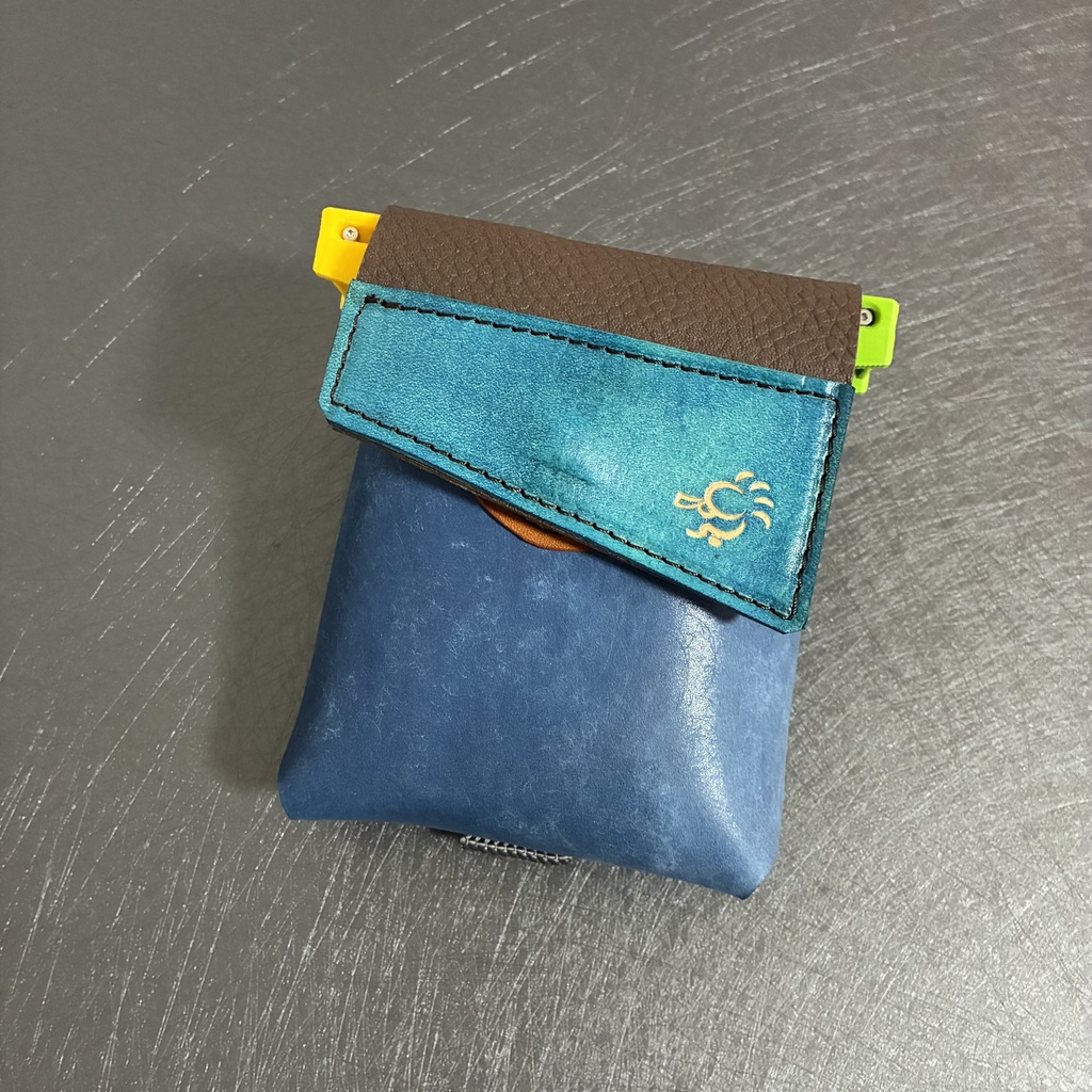 革のコインシリンダーケースDブルー経年変化早い革100円・500円兼用「革工房ここづくり」