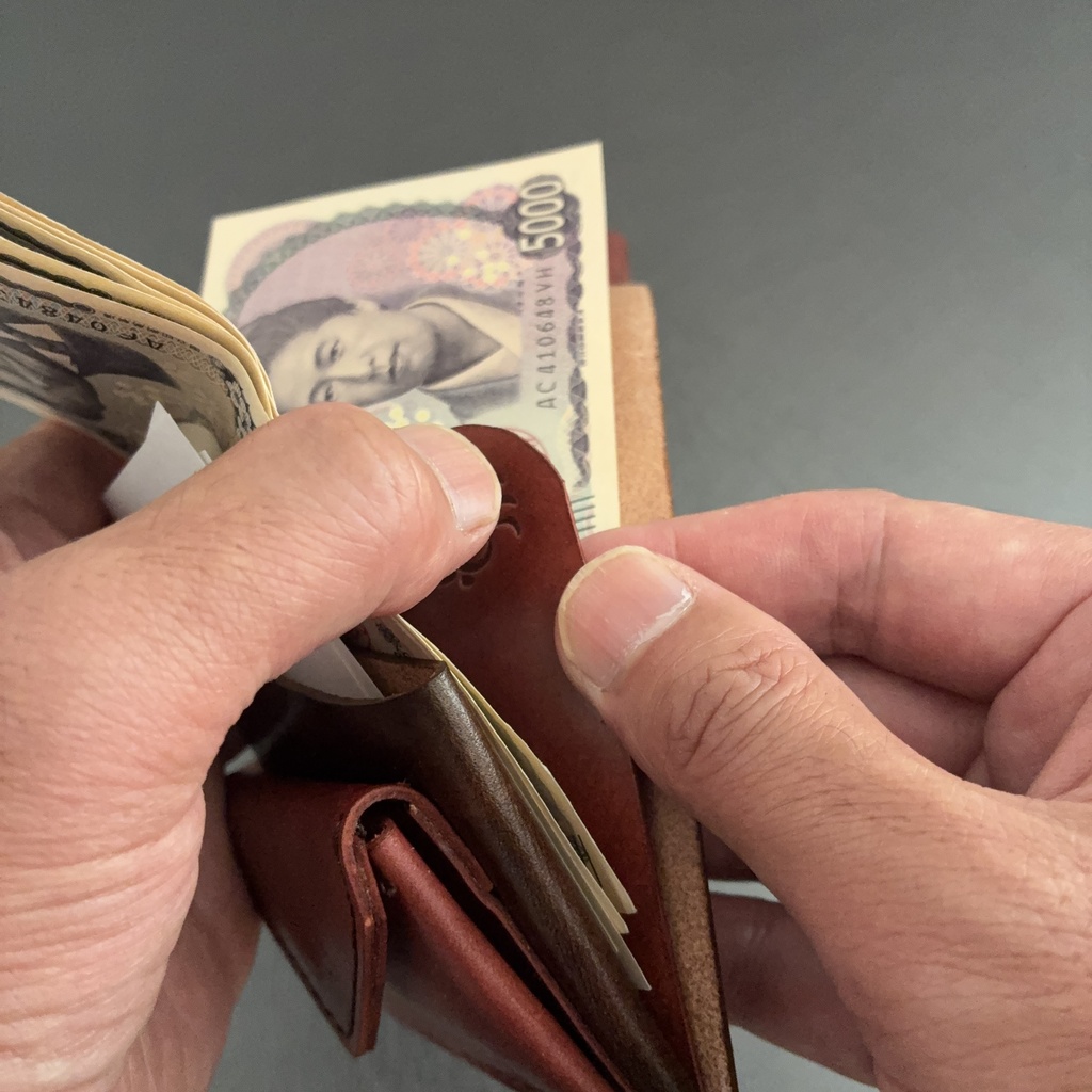 コンパクト財布手染めブルー|くるっと回してサッと会計!手染めの一点モノ財布