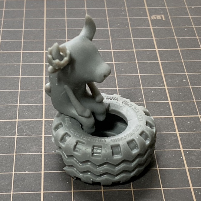 うしがすわる古びたタイヤ【ガレージキット】