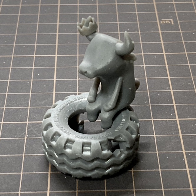 うしがすわる古びたタイヤ【ガレージキット】