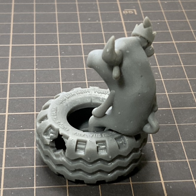 うしがすわる古びたタイヤ【ガレージキット】