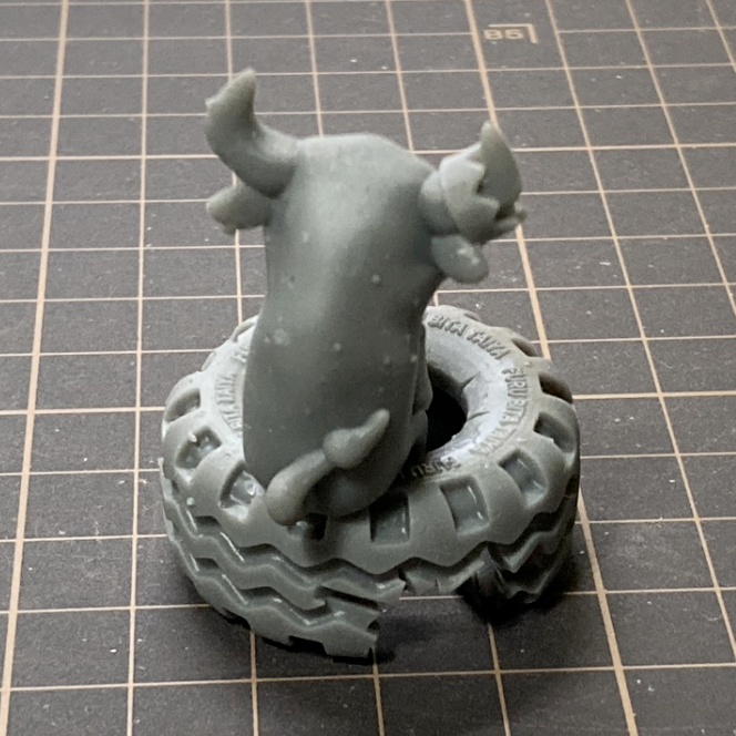 うしがすわる古びたタイヤ【ガレージキット】