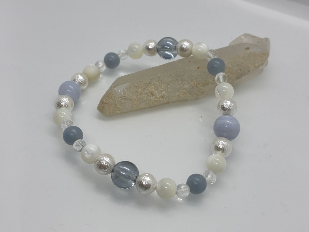 淡い呼吸のブレスレット ― ブルーレース × マザーオブパール × コスモオーラ