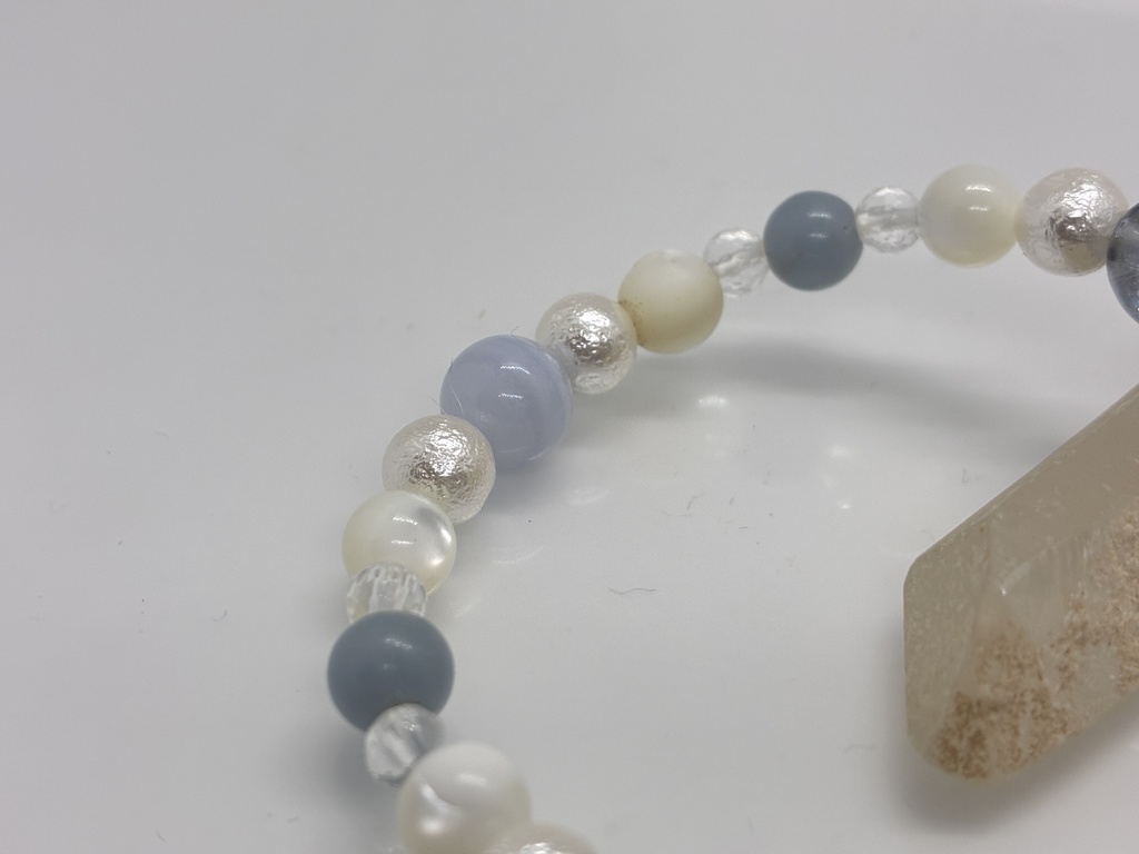 淡い呼吸のブレスレット ― ブルーレース × マザーオブパール × コスモオーラ