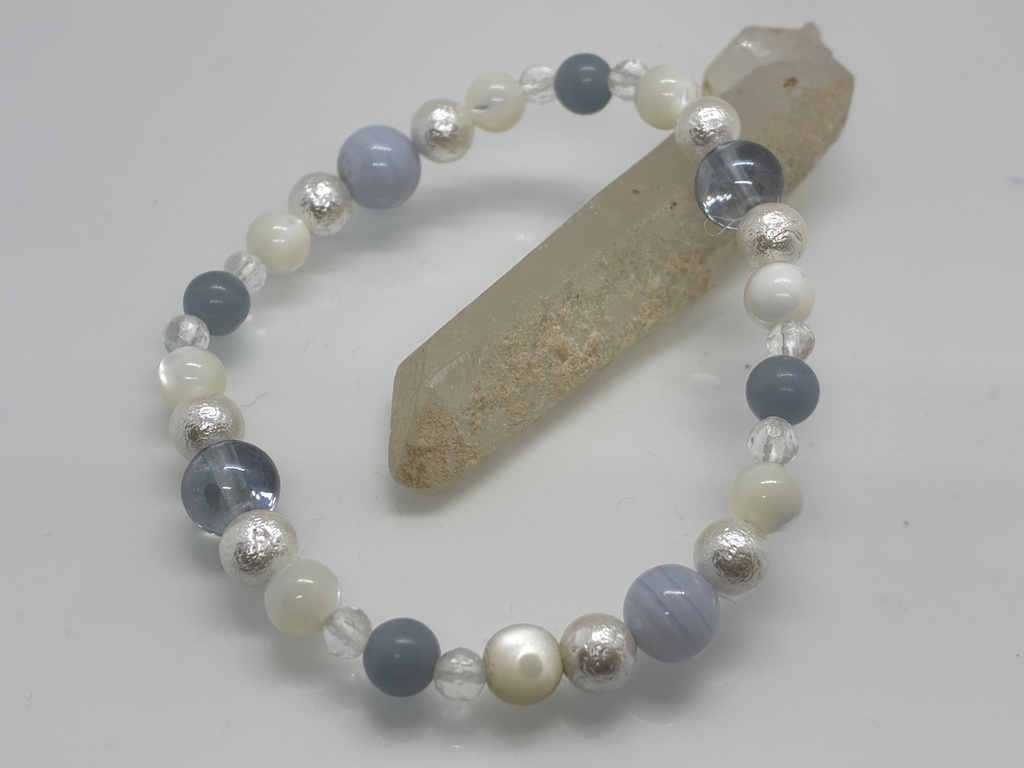 淡い呼吸のブレスレット ― ブルーレース × マザーオブパール × コスモオーラ