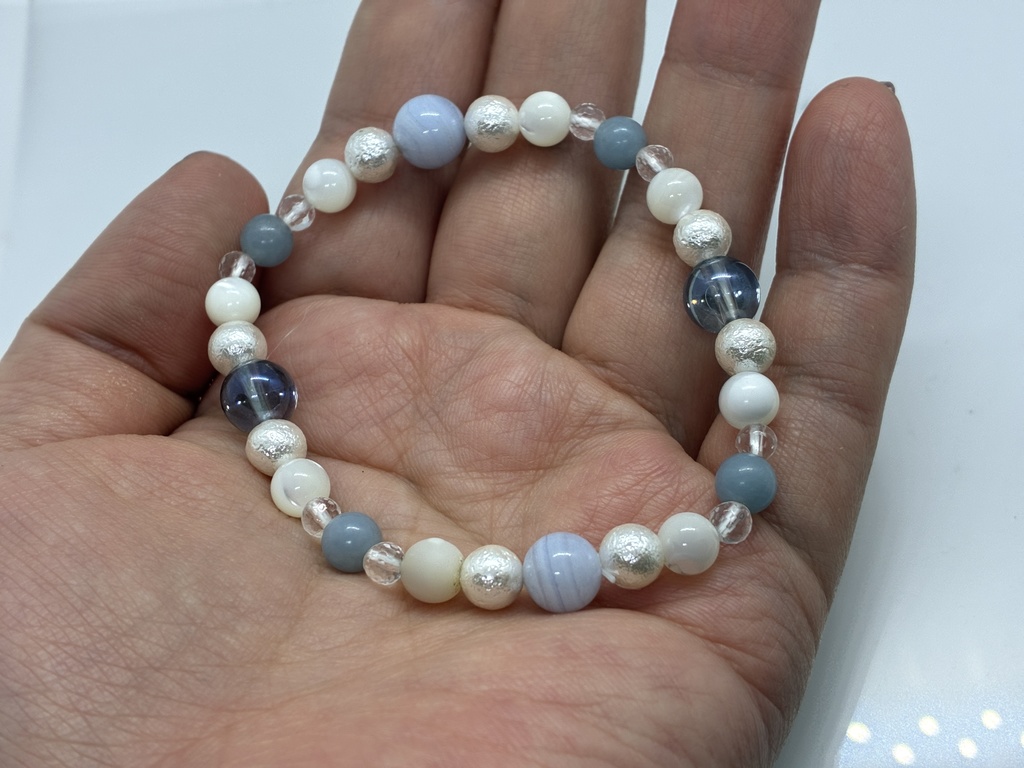 淡い呼吸のブレスレット ― ブルーレース × マザーオブパール × コスモオーラ
