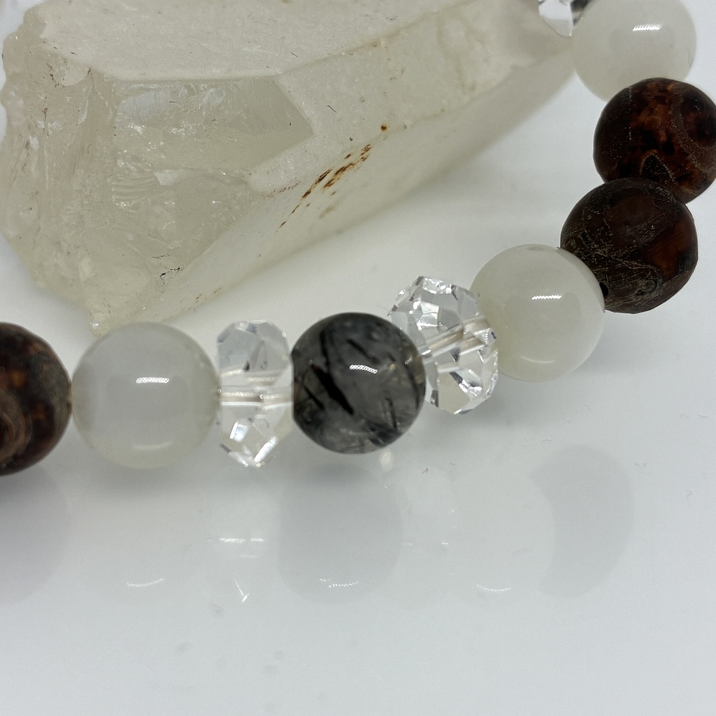 静かな結界のブレスレット ― ヘマタイトインクォーツ × ムーンストーン × 富士山溶岩 × 三眼天珠