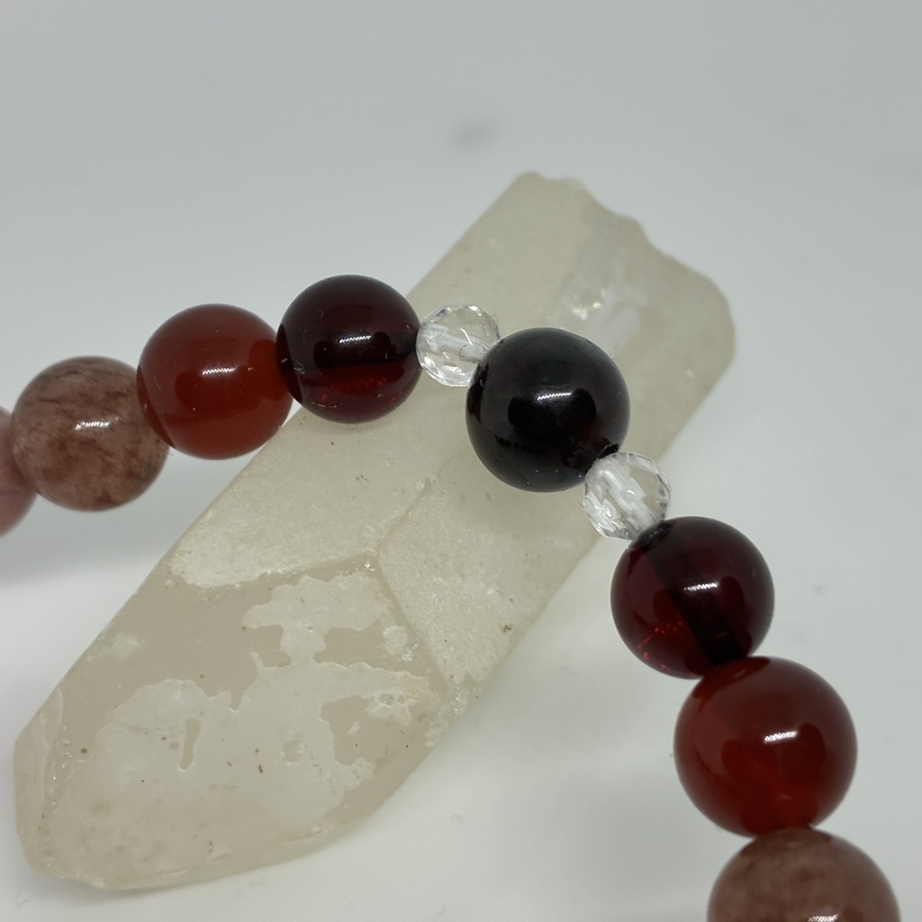 朱の輪郭のブレスレット ― ローズクォーツ × シリシャスシスト × ガーネット × レッドアンバー