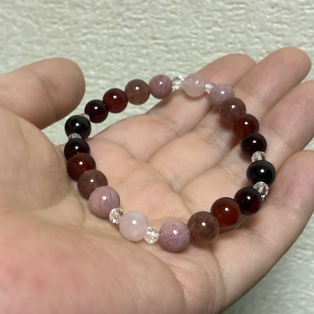 朱の輪郭のブレスレット ― ローズクォーツ × シリシャスシスト × ガーネット × レッドアンバー