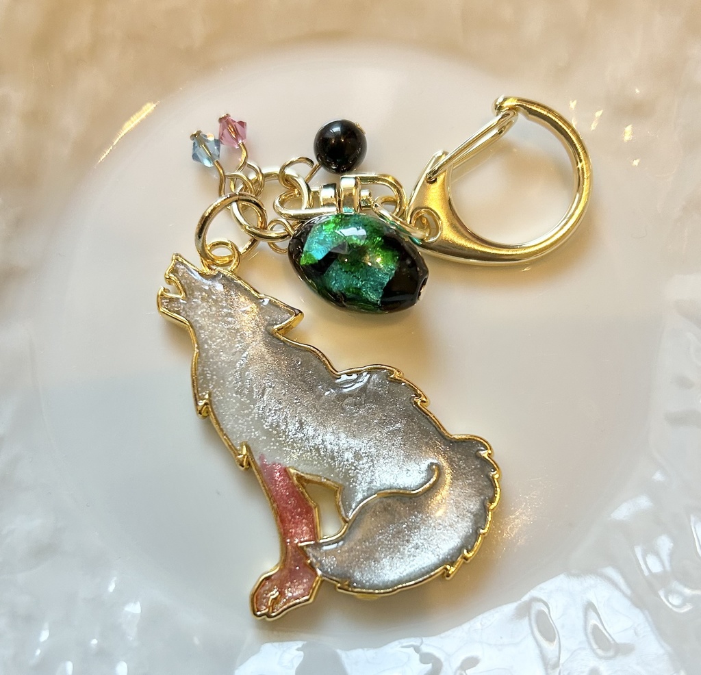 オオカミのキーホルダー(緑ビーズ蓄光)