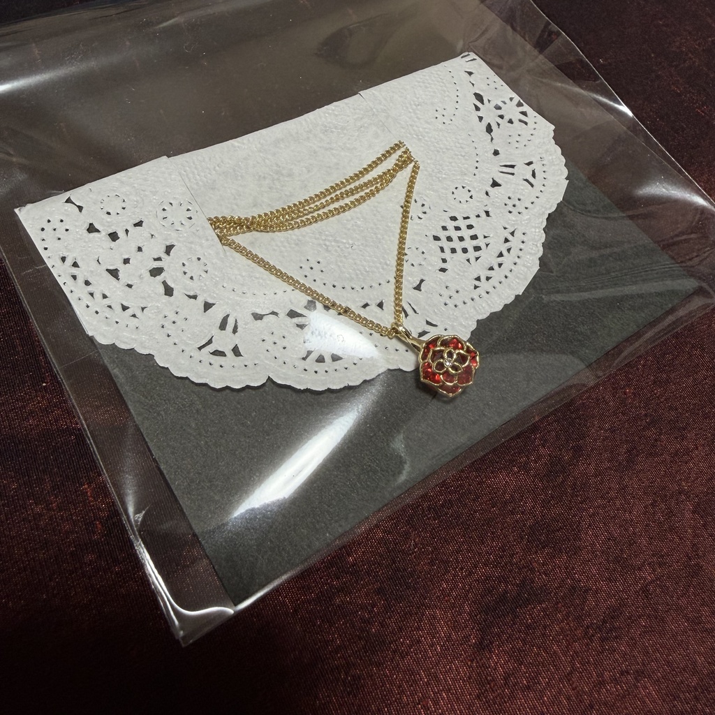 お淑やかな赤薔薇スワロフスキーネックレス