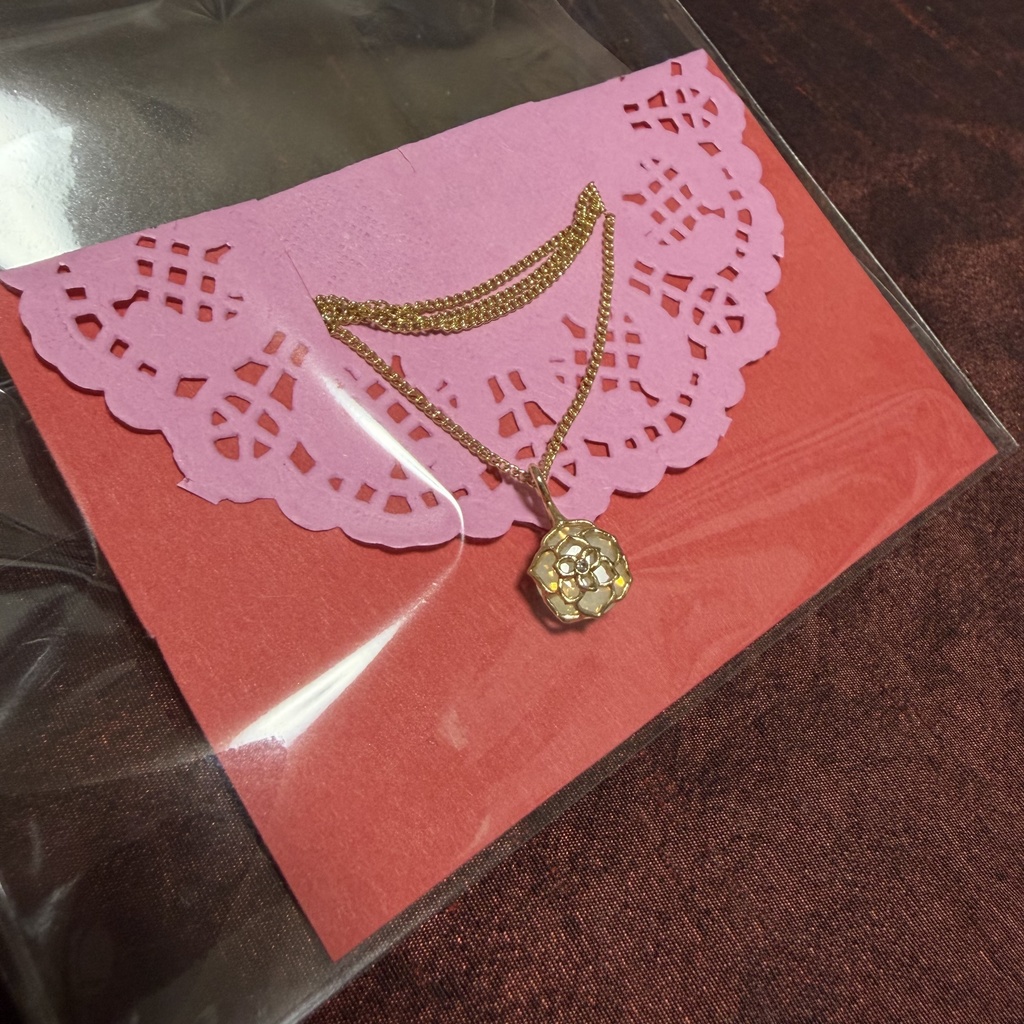 お淑やかな白薔薇スワロフスキーネックレス