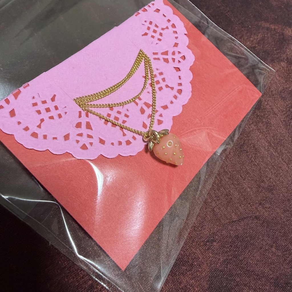 ぴんくいちごのネックレス