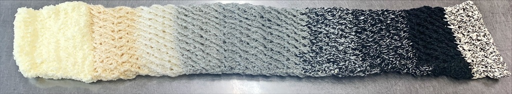 リリアの編んだモノトーンマフラー