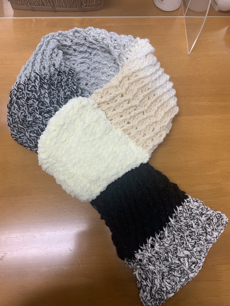 リリアの編んだモノトーンマフラー