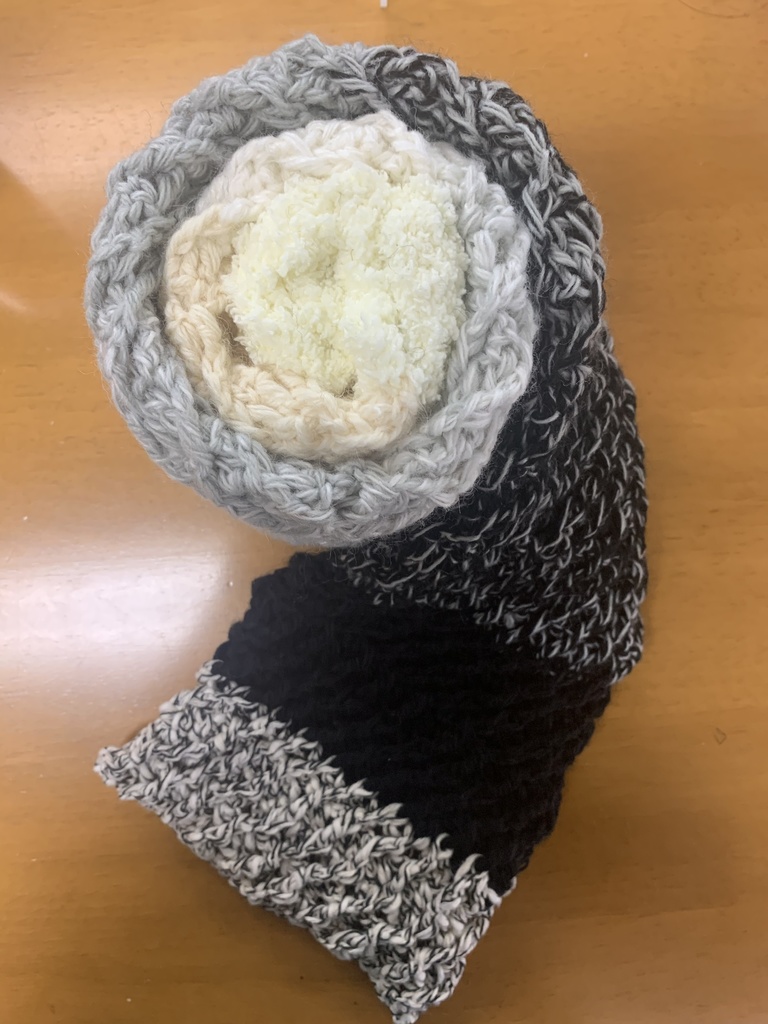 リリアの編んだモノトーンマフラー