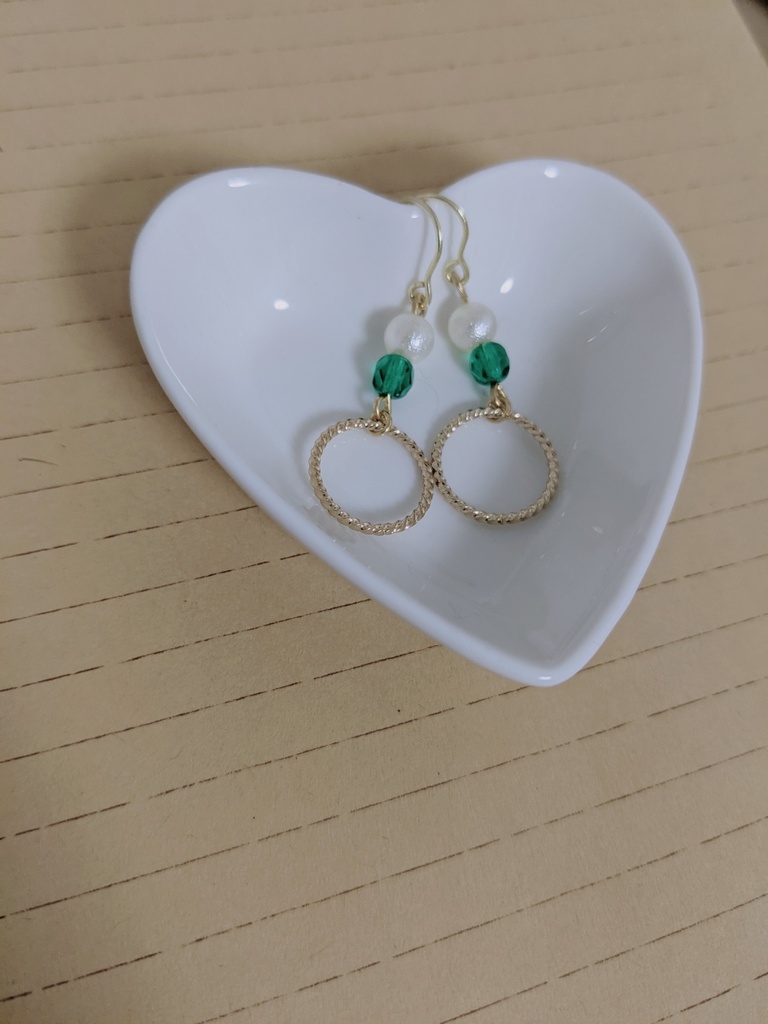 エメラルドのピアス