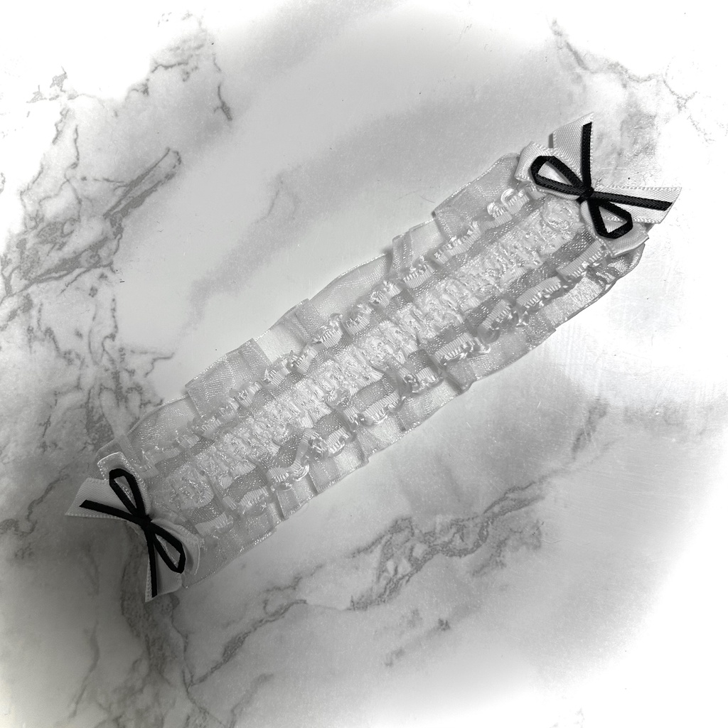 โก whiteรblack frill headdress