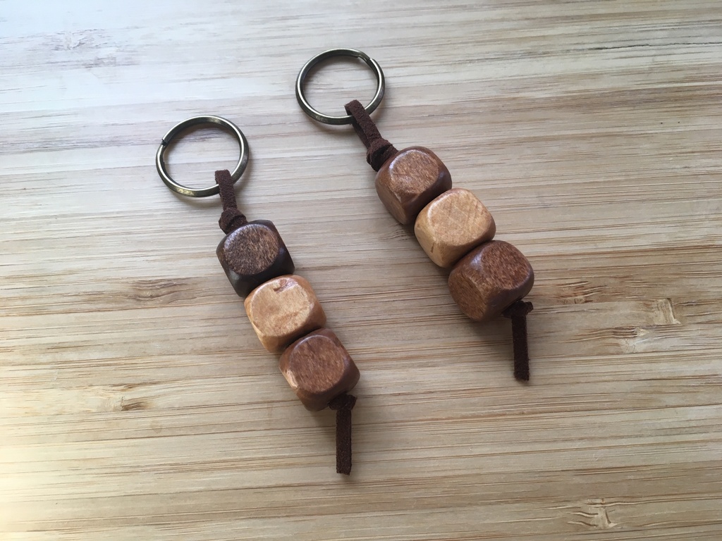 Beaded Keychain スクエアウッドビーズ３連のキーチェーン
