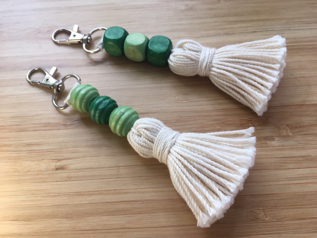 Beaded Keychain ラウンドウッドビーズ3連とタッセルのキーチェーン(グリーン)