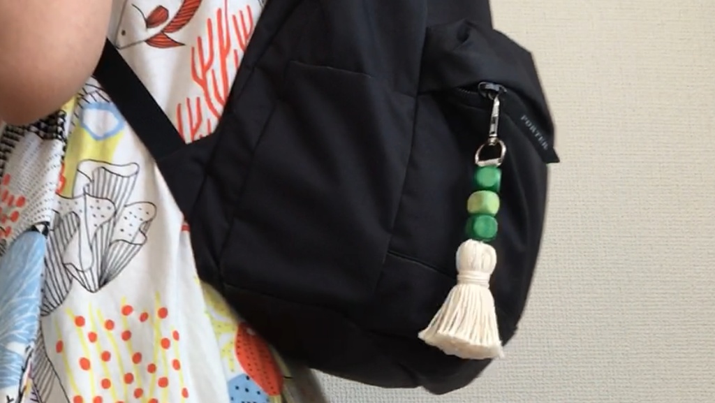 Beaded Keychain スクエアウッドビーズ3連とタッセルのキーチェーン(グリーン)