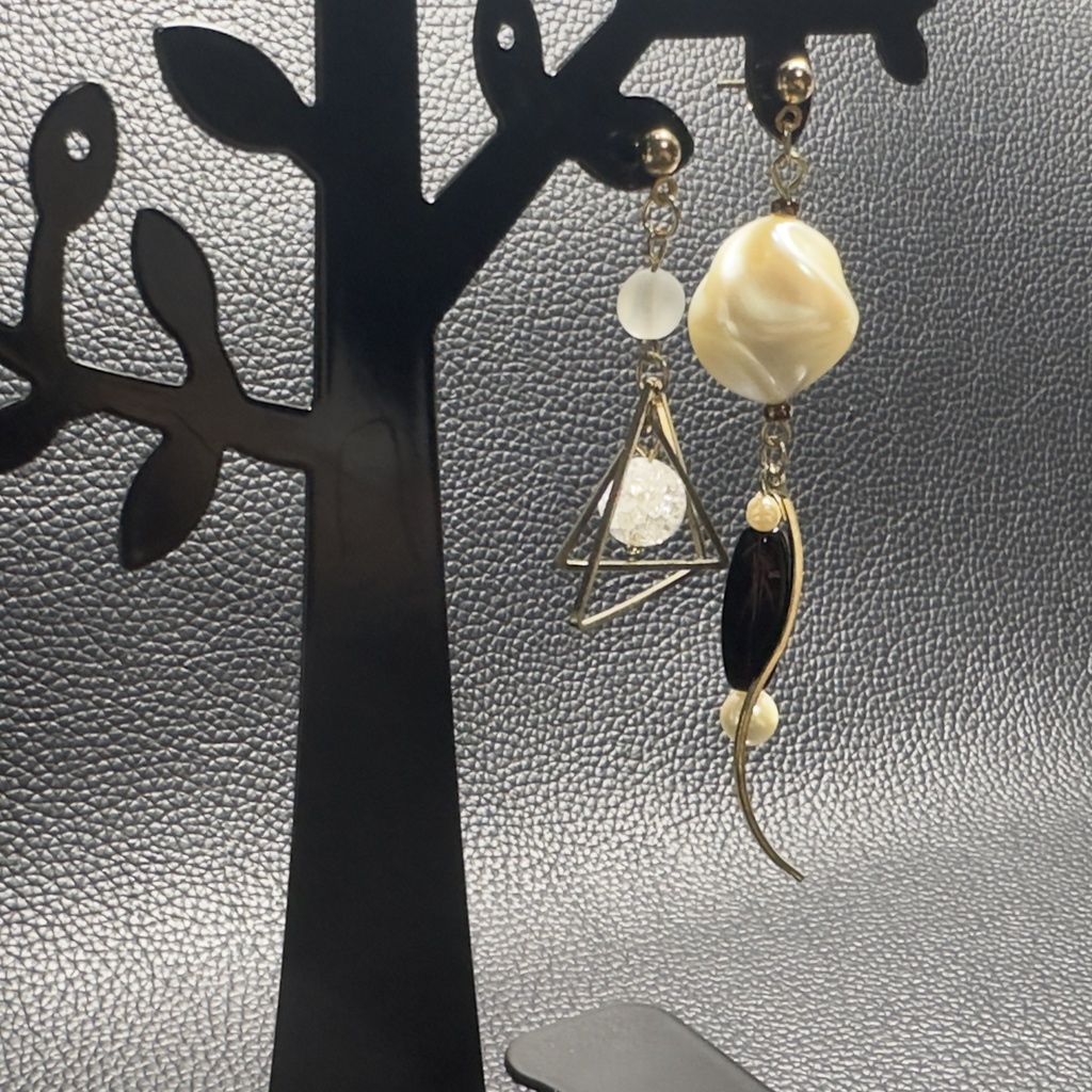 ゆらゆら揺れるアシンメトリーピアス 22【ハンドメイド作品】