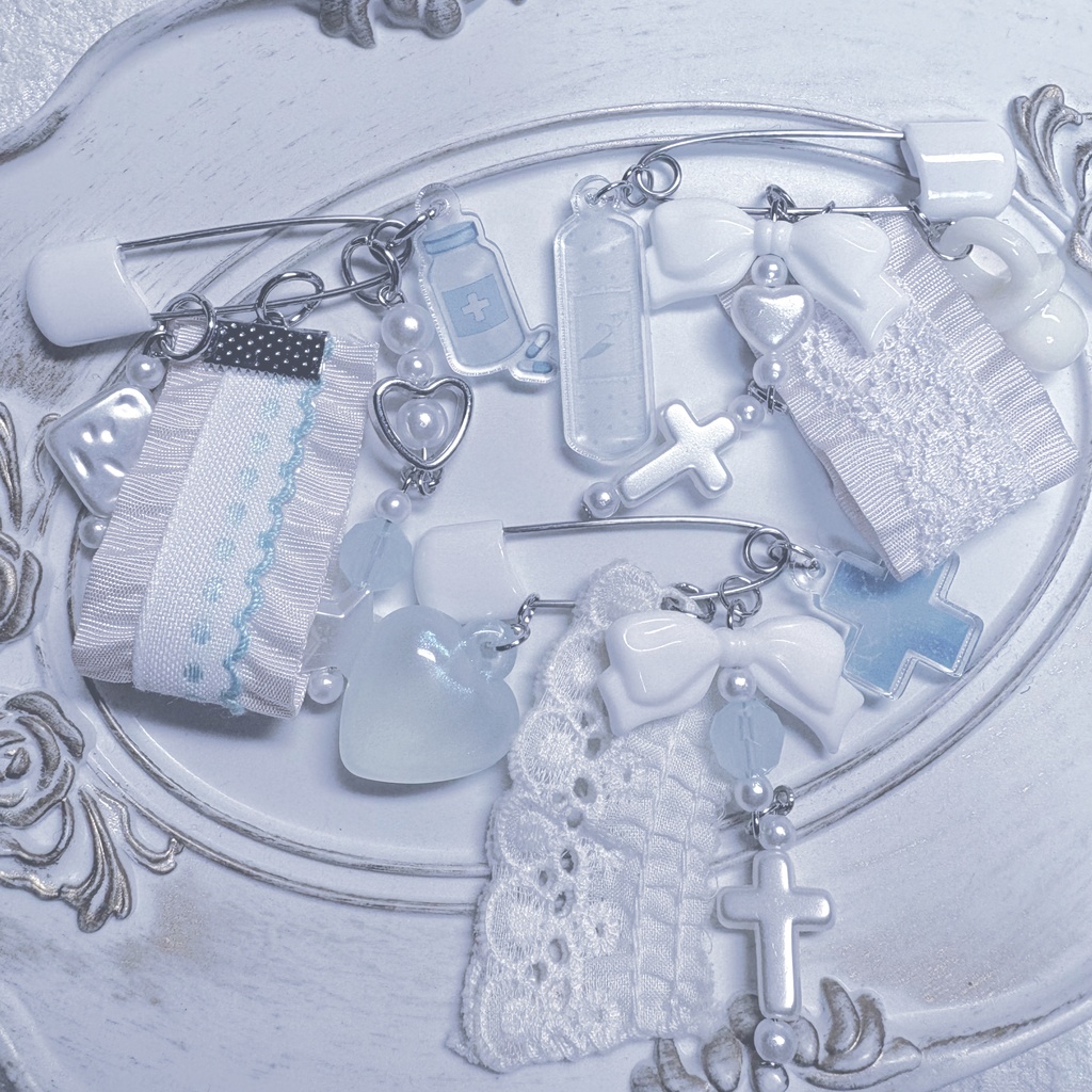 白くて淡い祈りのブローチ