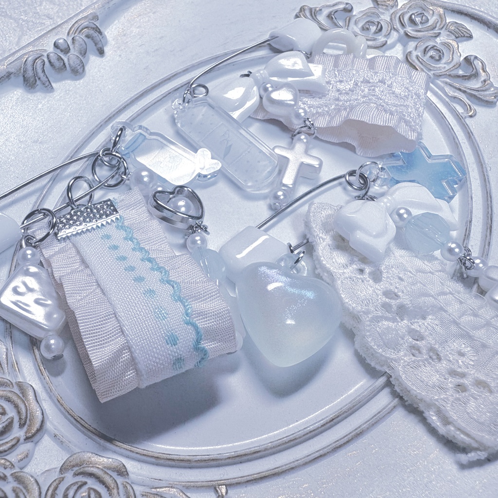 白くて淡い祈りのブローチ