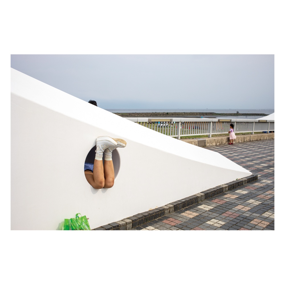 Postcard④Stockingless legs through a loophole