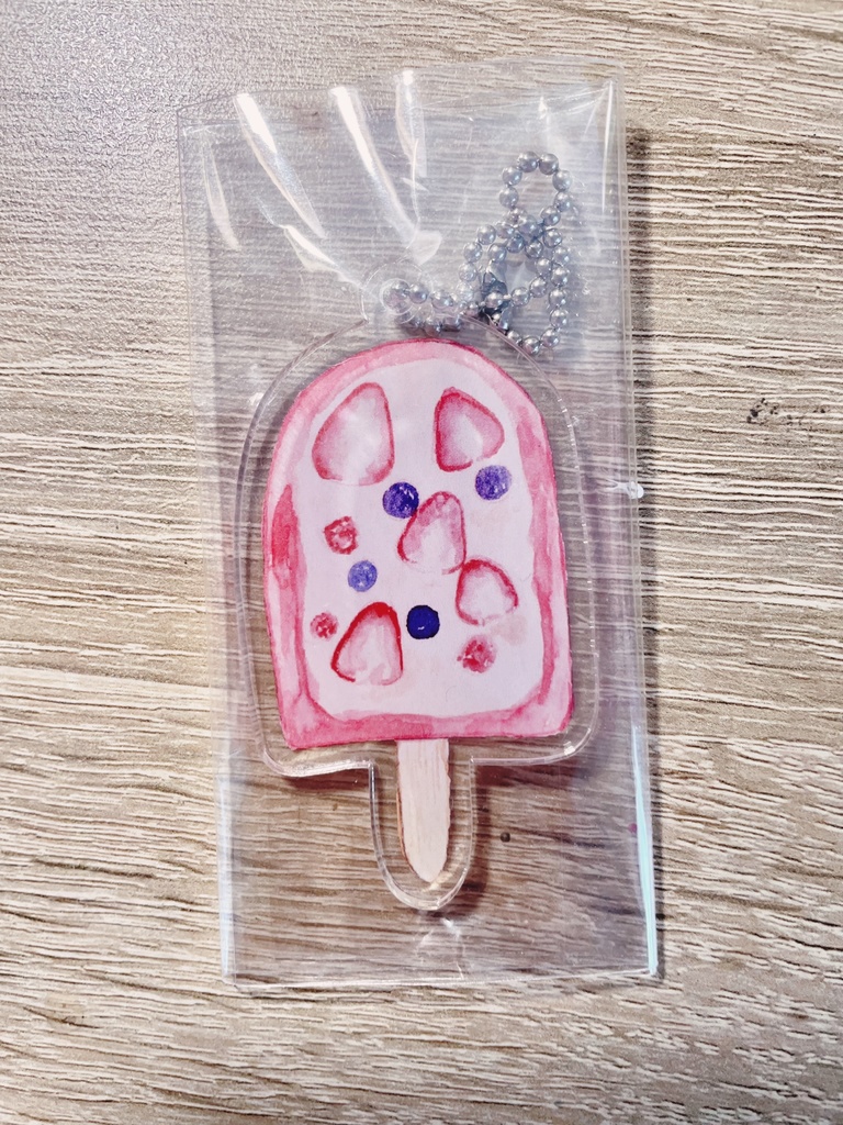 いちごアイスのアクリルキーホルダー