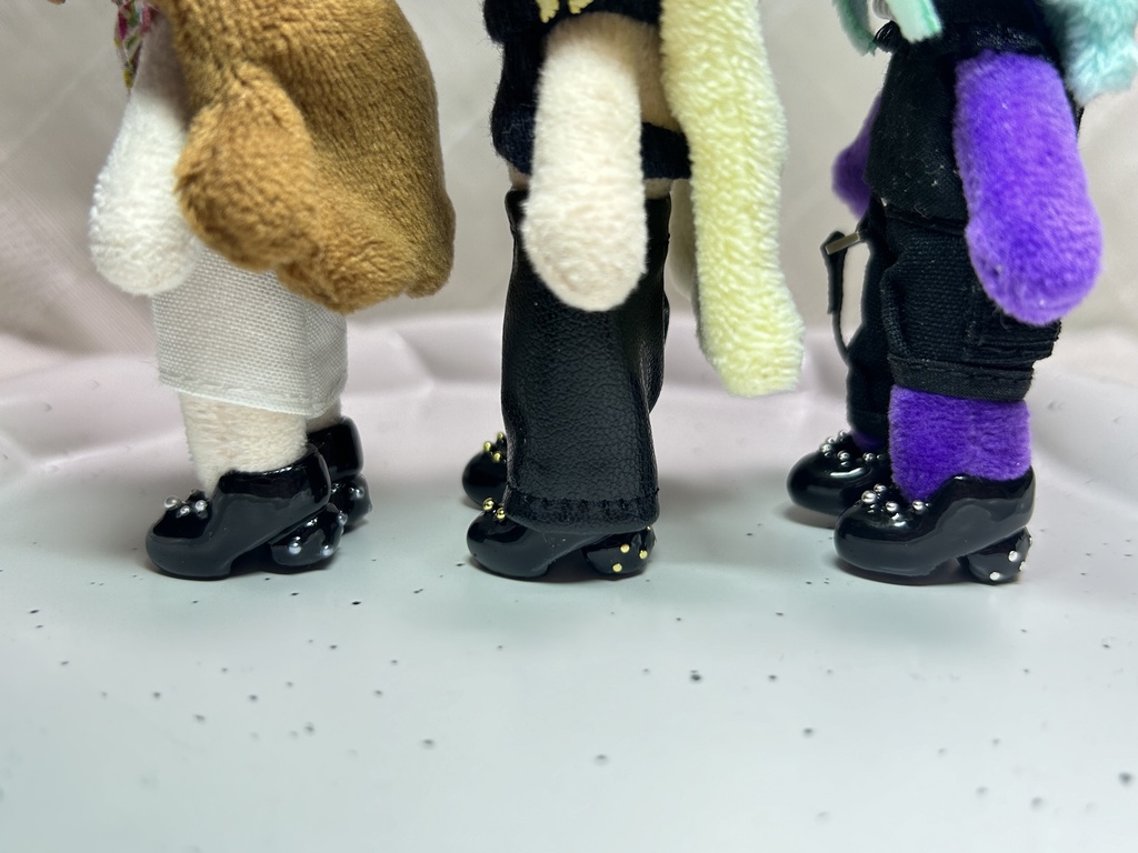 スタッズ風ヒールパンプス