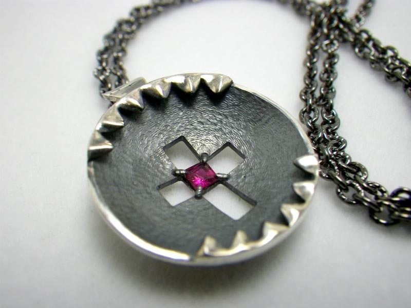 東方プロジェクト　ルーミアネックレス　【黒噛】