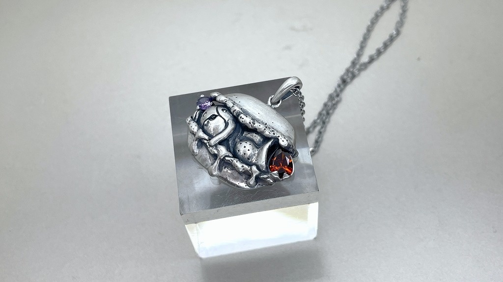 マアアカロンSVペンダントトップ