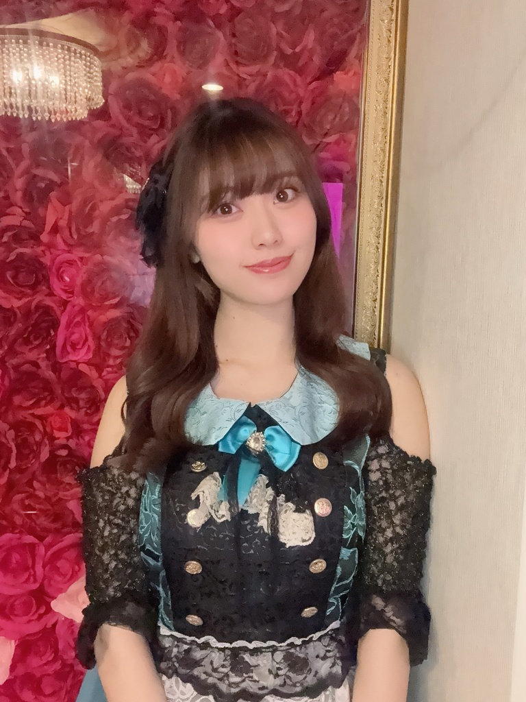 Event Bar Pulyumの衣装のメイドチェキ🩵