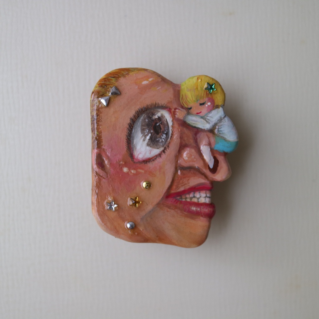 進撃の陶器風ブローチ アルミンと友だち巨人