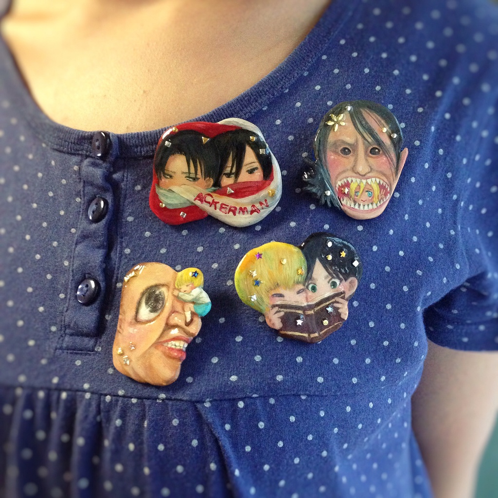 進撃の陶器風ブローチ アルミンと友だち巨人