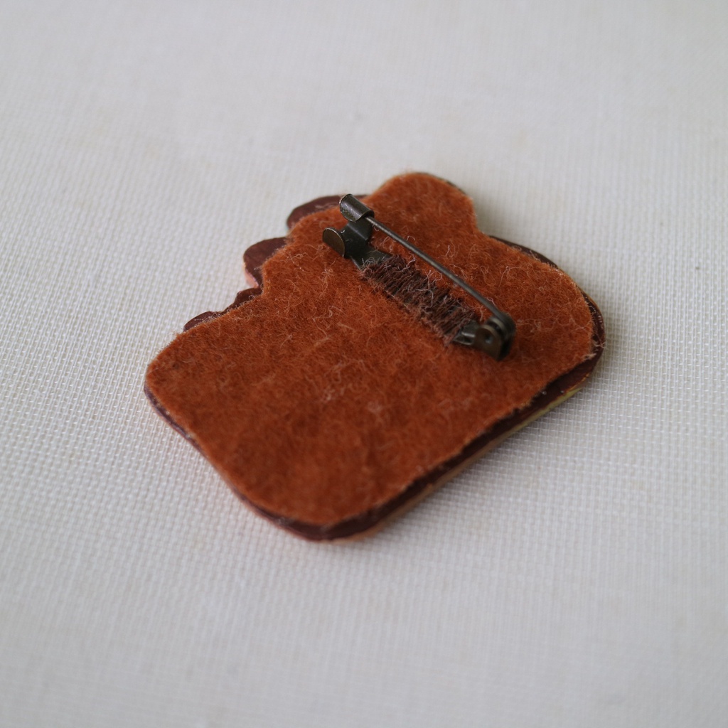 進撃の陶器風ブローチ アルミンと友だち巨人